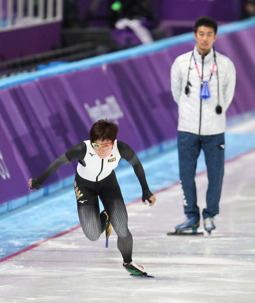 平昌五輪スピードスケート練習　結城コーチ（右）が見つめる前でスタートの練習をする小平