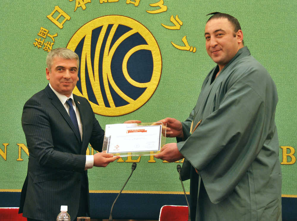 ジョージアのツィンツァゼ駐日大使（左）から名誉観光大使の証書を授与される栃ノ心