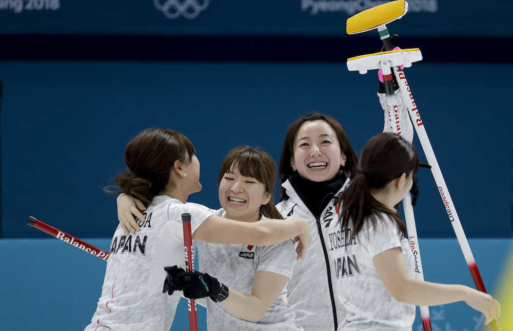 韓国に勝利し喜ぶ（左から）吉田知、鈴木、藤沢、吉田夕の日本チーム（ＡＰ）