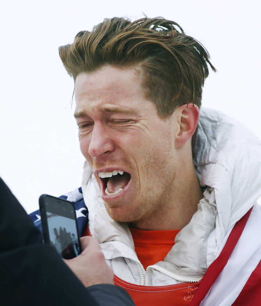 　スノーボード男子ハーフパイプで優勝し、感極まるショーン・ホワイト