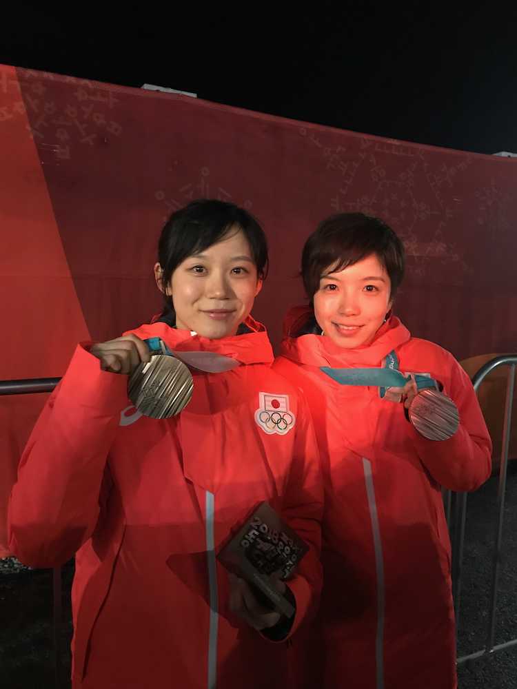 メダルを手に笑顔の高木美帆（左）と小平奈緒