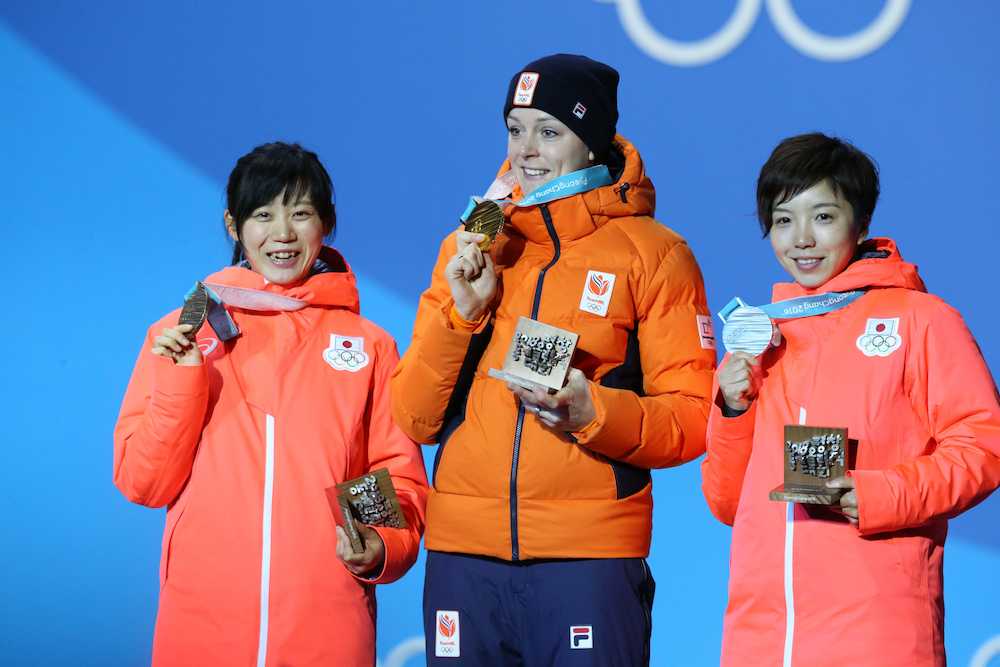 平昌五輪スピードスケート女子１０００メートル・メダルセレモニー（左から）銅メダルの高木美、金メダルのテルモルス、銀メダルの小平