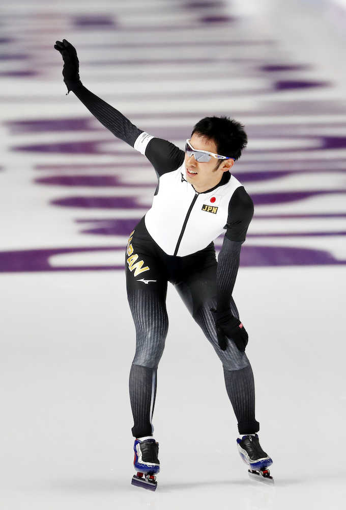 平昌五輪スピードスケート男子１万メートルのレースを終え、歓声に応える土屋