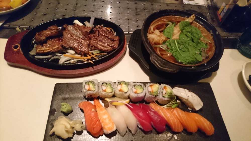 羽生のお気に入りのトロントの日本食店でよく注文するカルビ、寿司、鍋焼きうどん