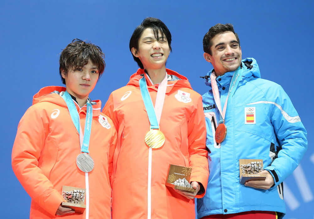 メダルを胸に笑顔の（左から）宇野、羽生、フェルナンデス（撮影・小海途　良幹）