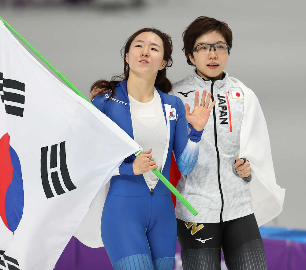 女子５００メートル、ライバルの李相花（左）と健闘を称え合う小平奈緒