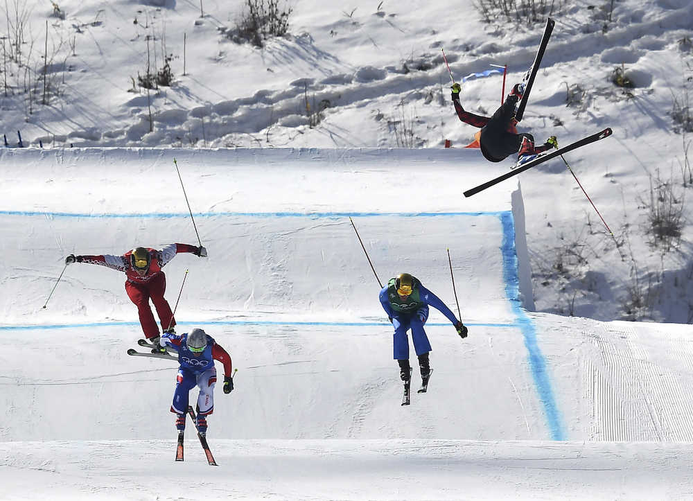 男子スキークロスでカナダ代表が骨盤を骨折　ジャンプのあと空中でバランスを崩す