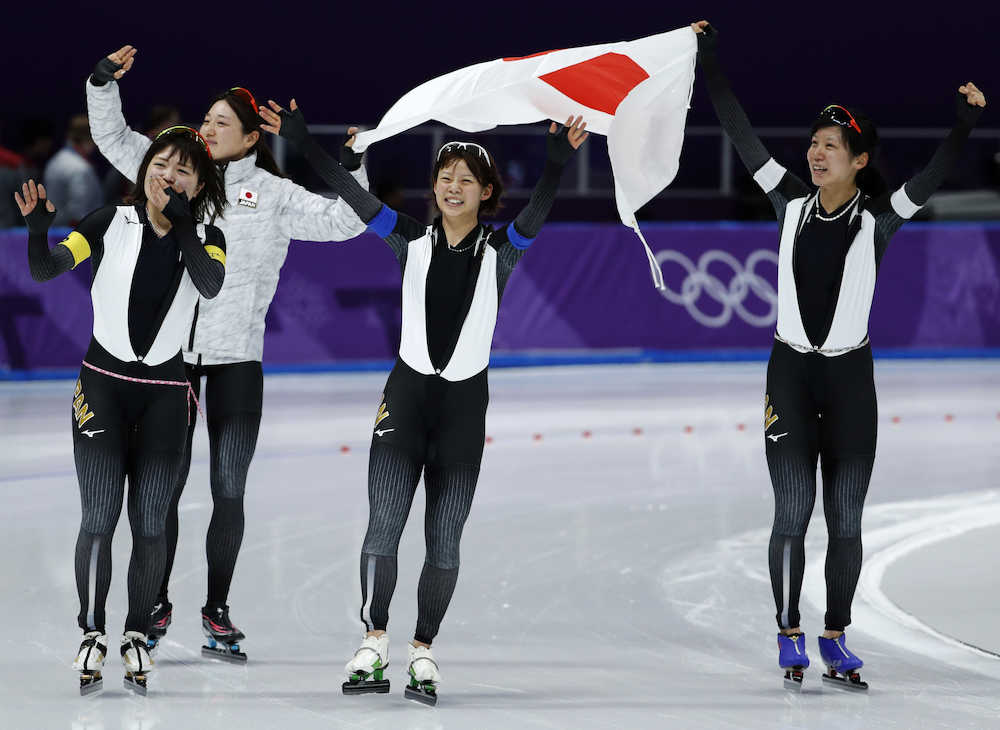 女子団体追い抜きで金まダルを獲得し、日の丸の旗を振る日本チーム（左から）佐藤、菊池、高木菜、高木美（ＡＰ）