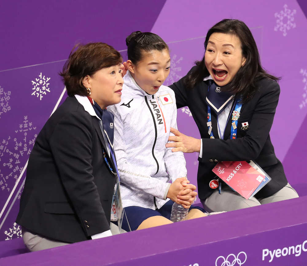女子ＳＰ、得点を確認し驚いた表情の（左から）中野コーチ、坂本花織、グレアムコーチ（撮影・小海途　良幹）