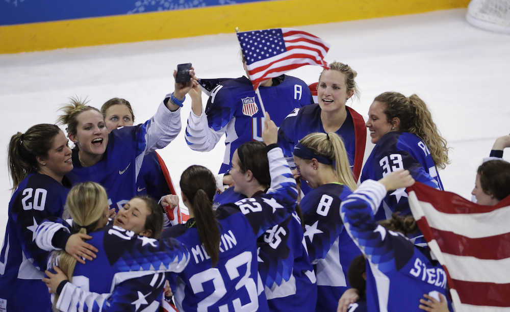 女子アイスホッケーで５大会ぶりに金メダルを獲得した米国（ＡＰ）