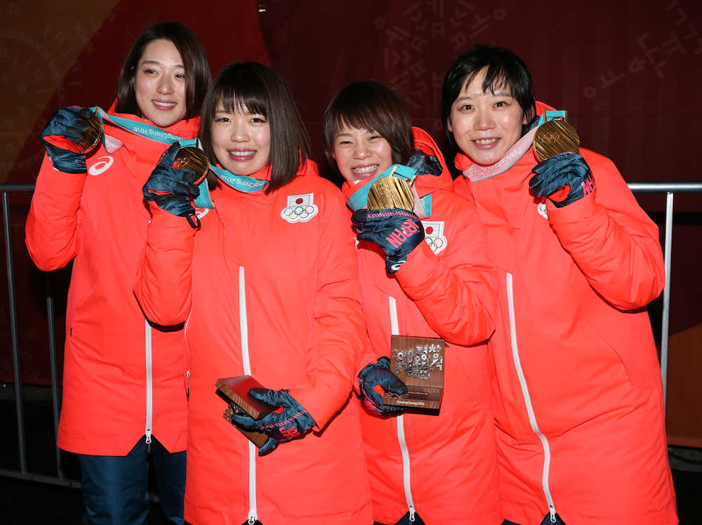 金メダルを手に笑顔の（右から）高木美帆、高木菜那、佐藤綾乃、菊池彩花