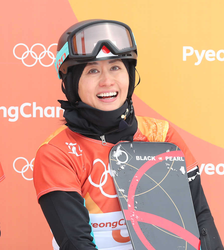 スノーボード女子パラレル大回転予選を６位で通過し、笑顔の竹内智香
