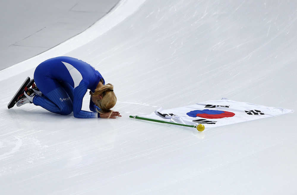 マススタート銀メダルの韓国選手がリンクで“土下座”「韓国の皆さんに申し訳ない」
