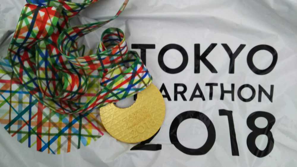 東京マラソン、完走者に贈られるメダル（ＡＰ）