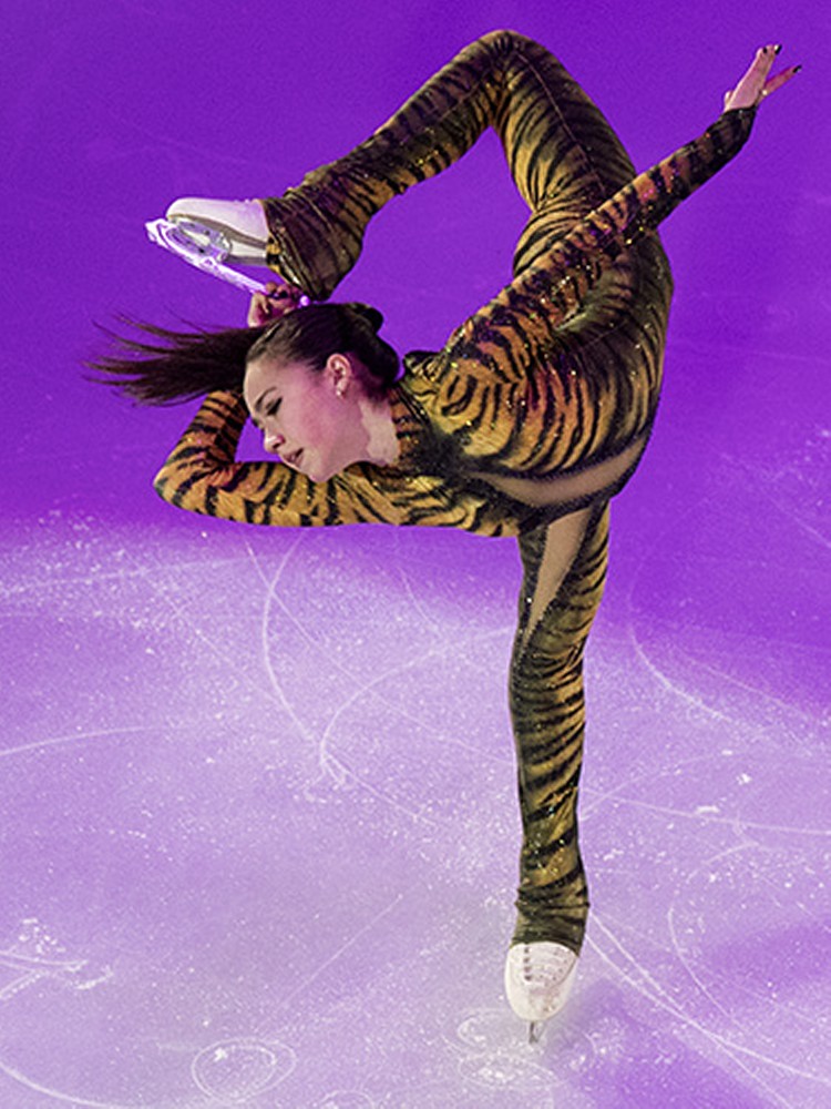 虎柄の衣装で演技するアリーナ・ザギトワ（ＡＰ)