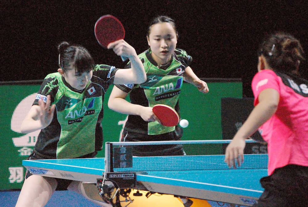 卓球Ｗ杯団体戦女子決勝の第１試合ダブルスで中国ペアに敗れた伊藤（右）、早田組