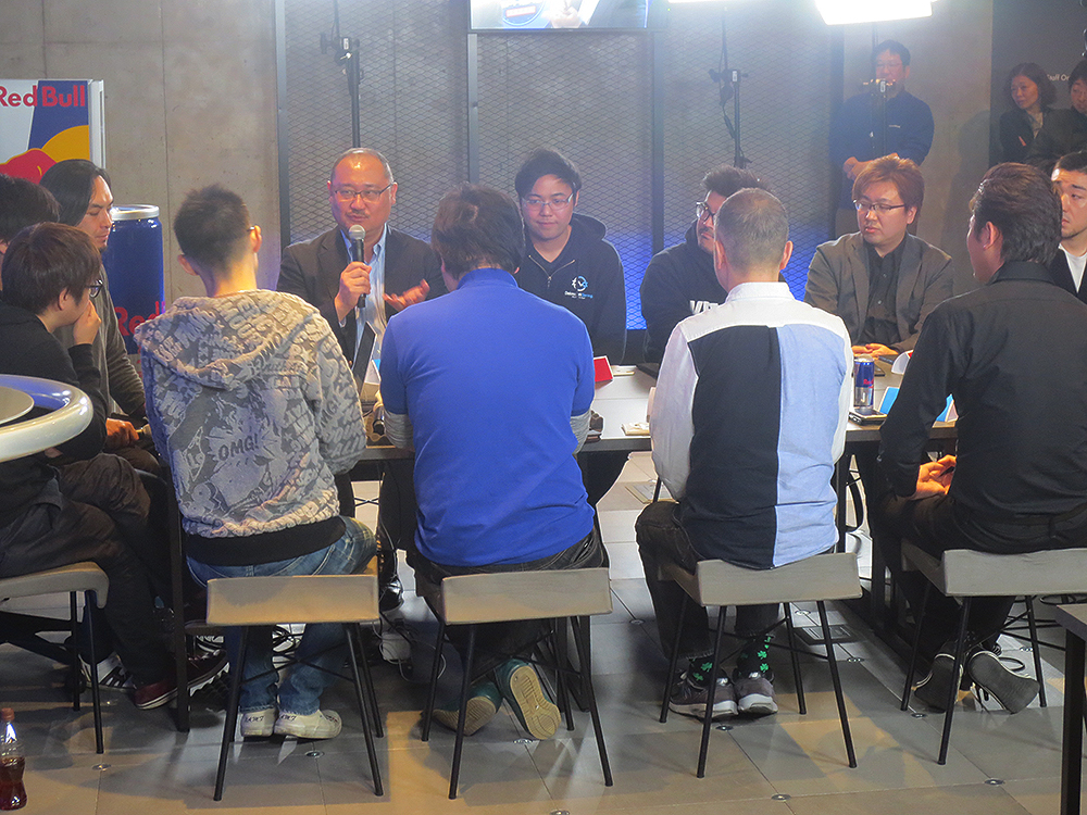 浜村副会長（テーブル奥側、一番左）ら、議論する座談会の参加者