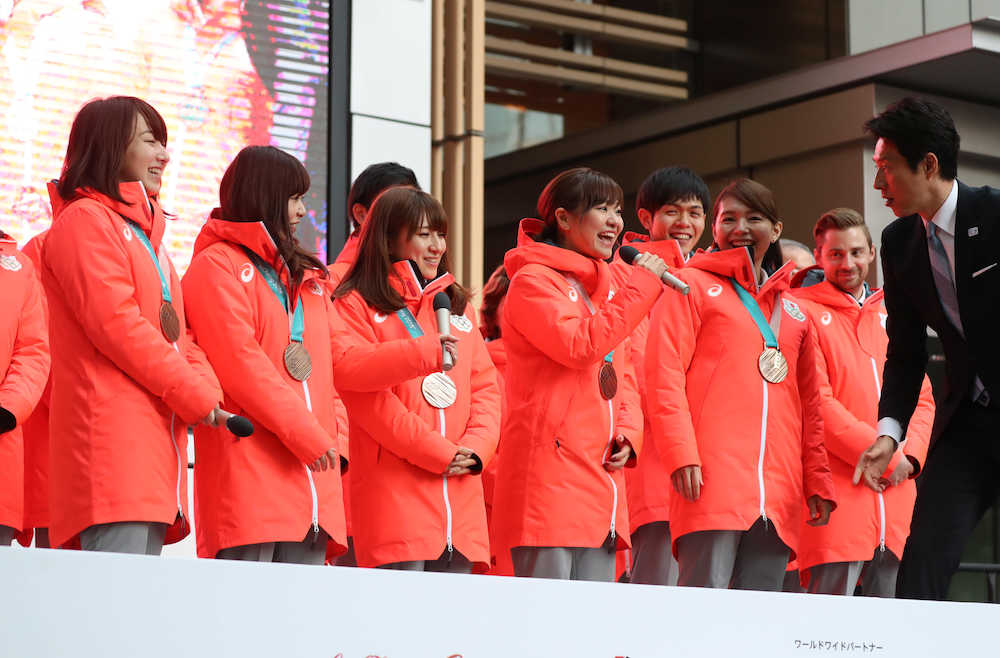 日本選手団帰国報告会で松岡修造（右端）のリクエストに応じ順番に「そだねー」を披露する女子カーリング代表