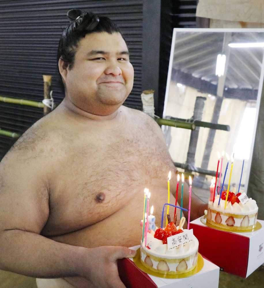 高安　２８歳誕生日の誓い「まずは優勝」、ケーキ贈られ上機嫌