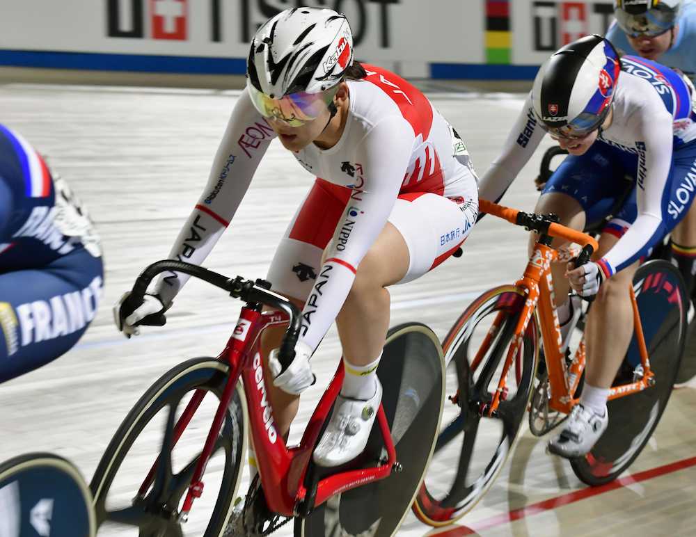 自転車世界選手権女子スクラッチで４位に入った鈴木（手前）