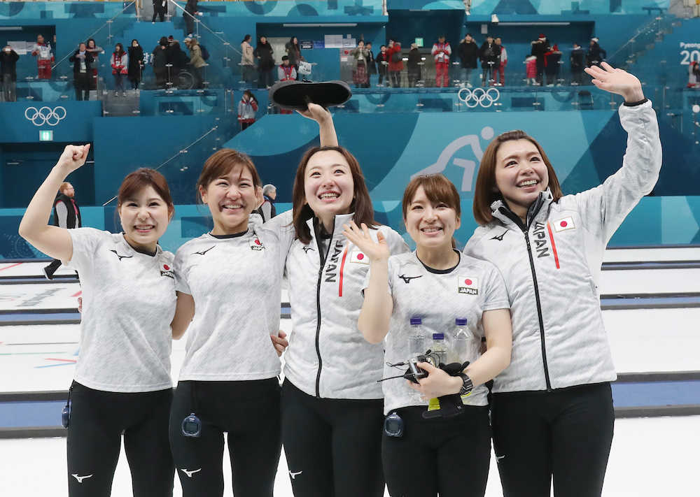 平昌五輪カーリング女子銅メダルのカーリング女子日本代表。（左から）吉田夕、吉田知、藤沢、鈴木、本橋