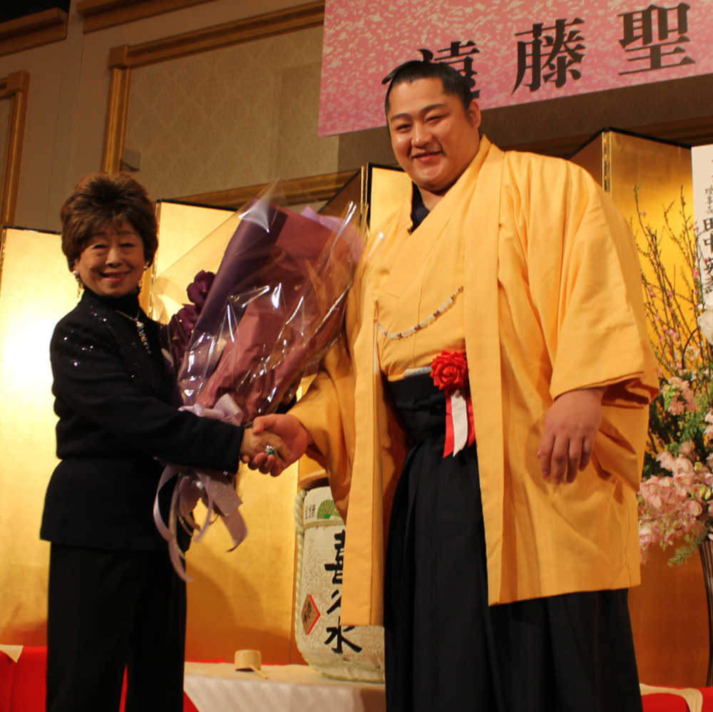 恩師の田中英寿・日大理事長夫人の優子さんに花束を贈る遠藤