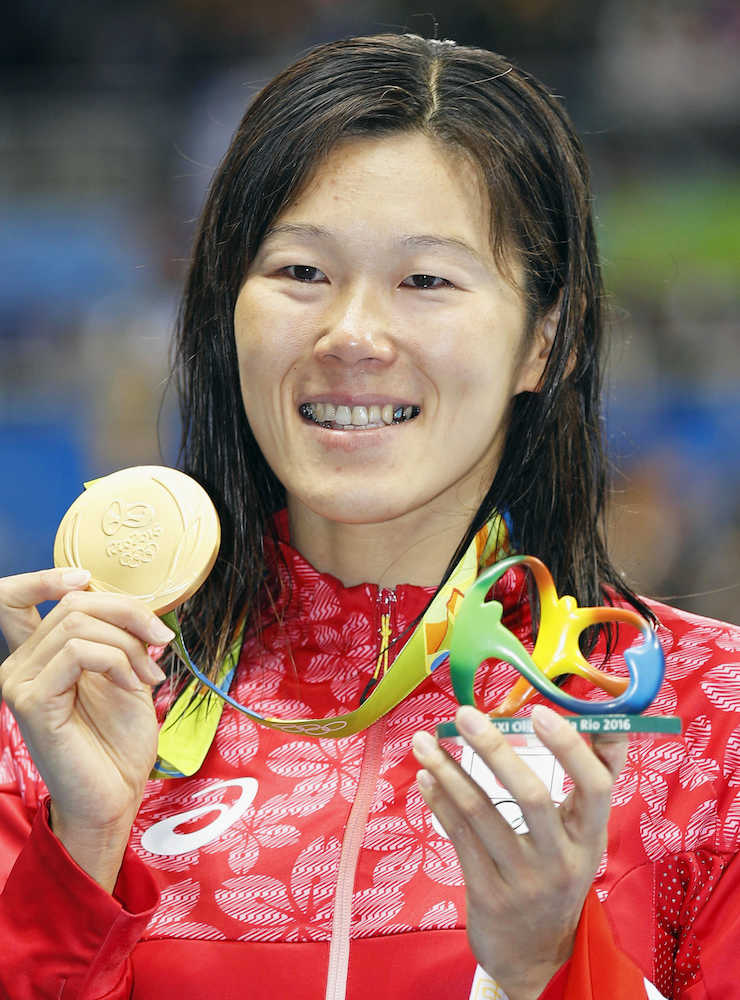 ２０１６年リオ五輪競泳女子２００メートル平泳ぎで優勝し、金メダルを手に笑顔の金藤