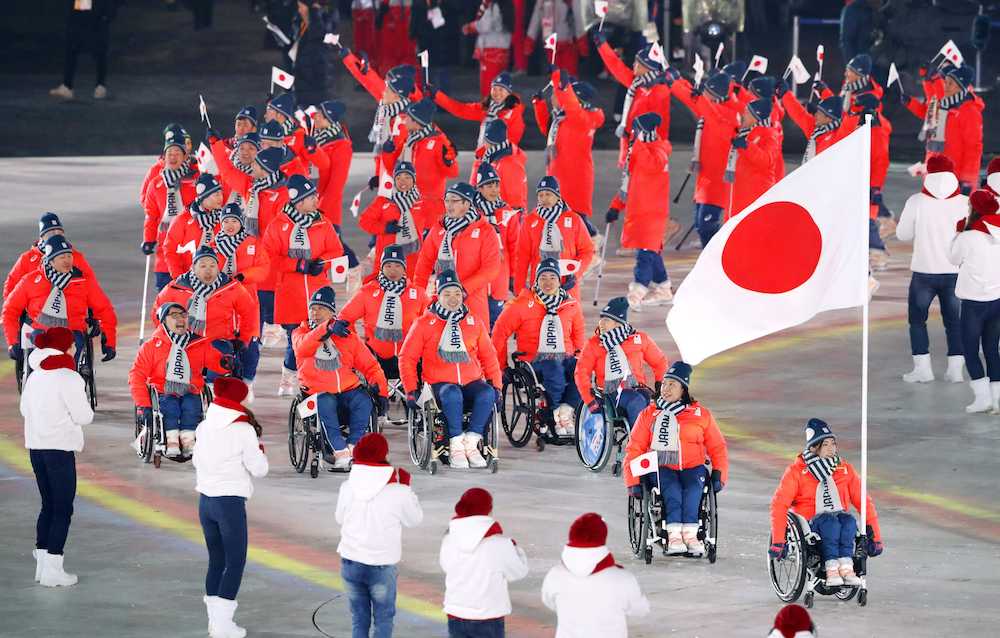 平昌冬季パラリンピックの開会式で、旗手の村岡桃佳を先頭に入場行進する日本選手団