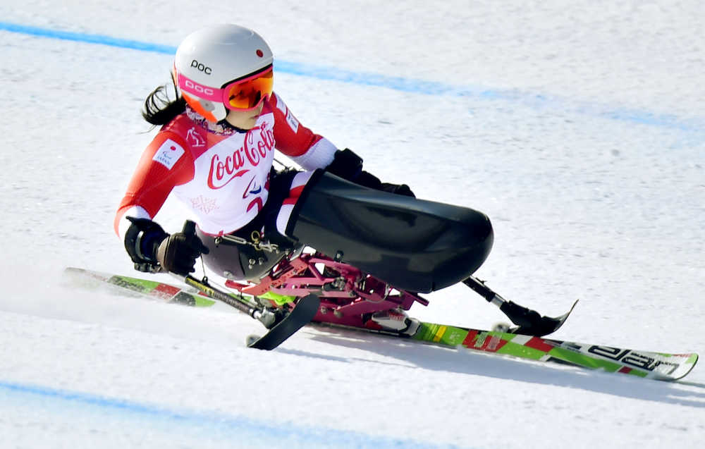 平昌パラリンピック　アルペンスキー女子滑降座位で銀メダルを獲得した村岡。日本勢メダル１号となった