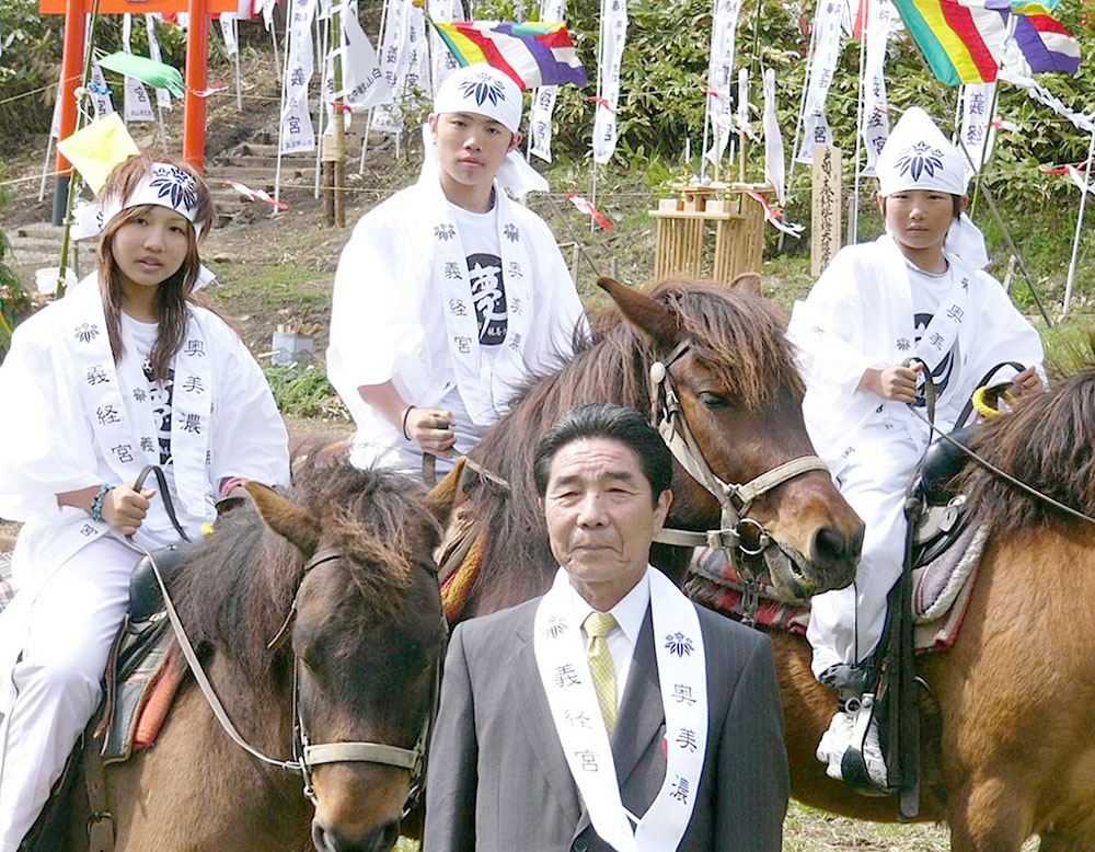 ２００５年当時、馬に乗る（左から）成田夢露（今井メロ）、成田童夢、成田緑夢