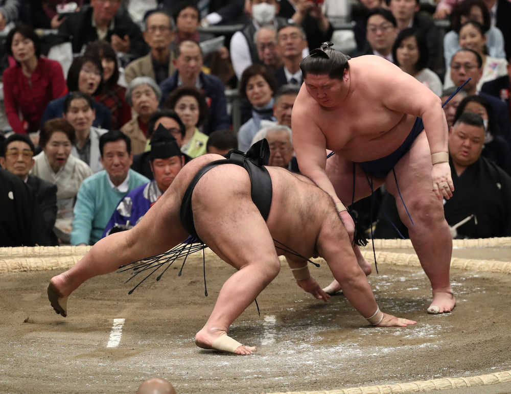 大相撲春場所２日目　高安（左）は逸ノ城にはたき込みで敗れ２連敗
