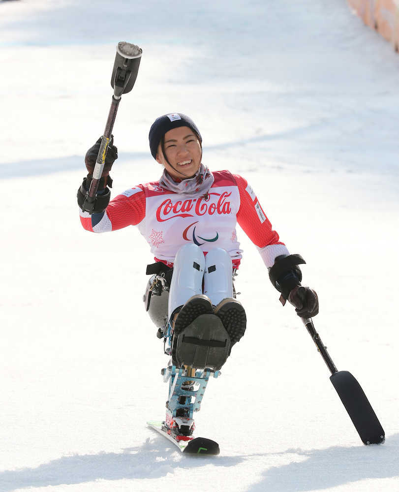 ＜平昌パラリンピック＞女子スーパー複合（座位）、銅メダルを獲得した村岡桃佳は笑顔を見せる