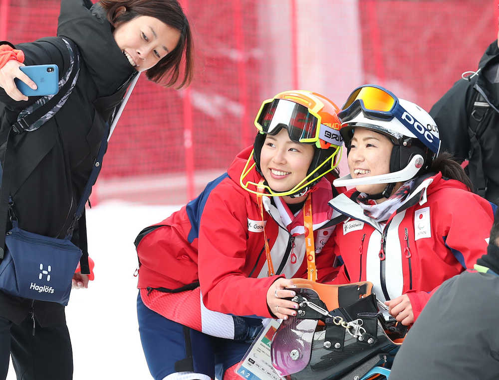 平昌パラリンピック女子スーパー複合座位で今大会３個目のメダルを獲得した村岡（右）は本堂（中央）らと笑顔で記念撮影