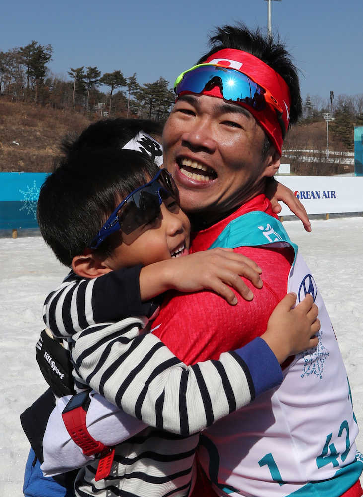 銀メダルを獲得した新田佳浩（右）は長男・大翔君（奥）、次男・健翔君を抱きしめる