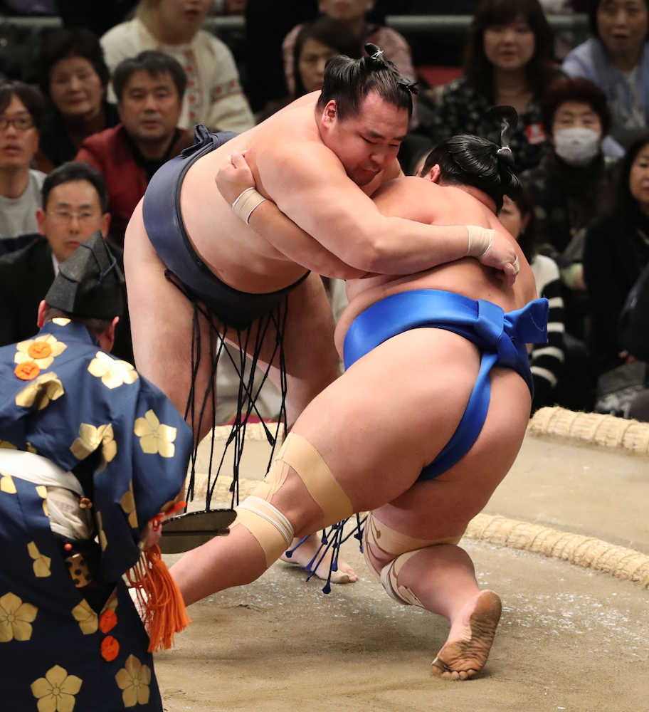 ＜大相撲６日目＞鶴竜（左）は琴奨菊を突き落としで破り全勝を守る