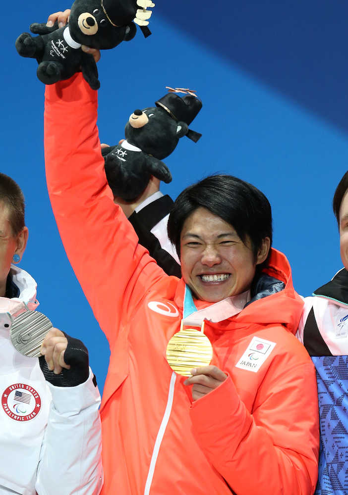 ＜平昌パラリンピック＞男子バンクドスラローム下肢障害、金メダルを手に笑顔の成田緑夢
