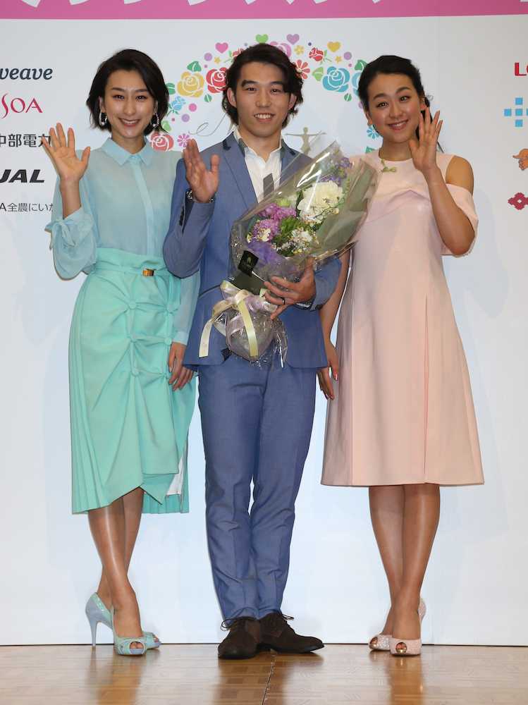 引退を発表した無良崇人を囲みポーズをとる浅田舞さん（左）と浅田真央さん（右）