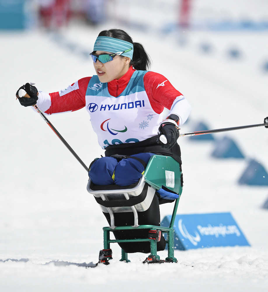 平昌パラリンピックのスキー距離女子５キロ座位　力走する新田のんの
