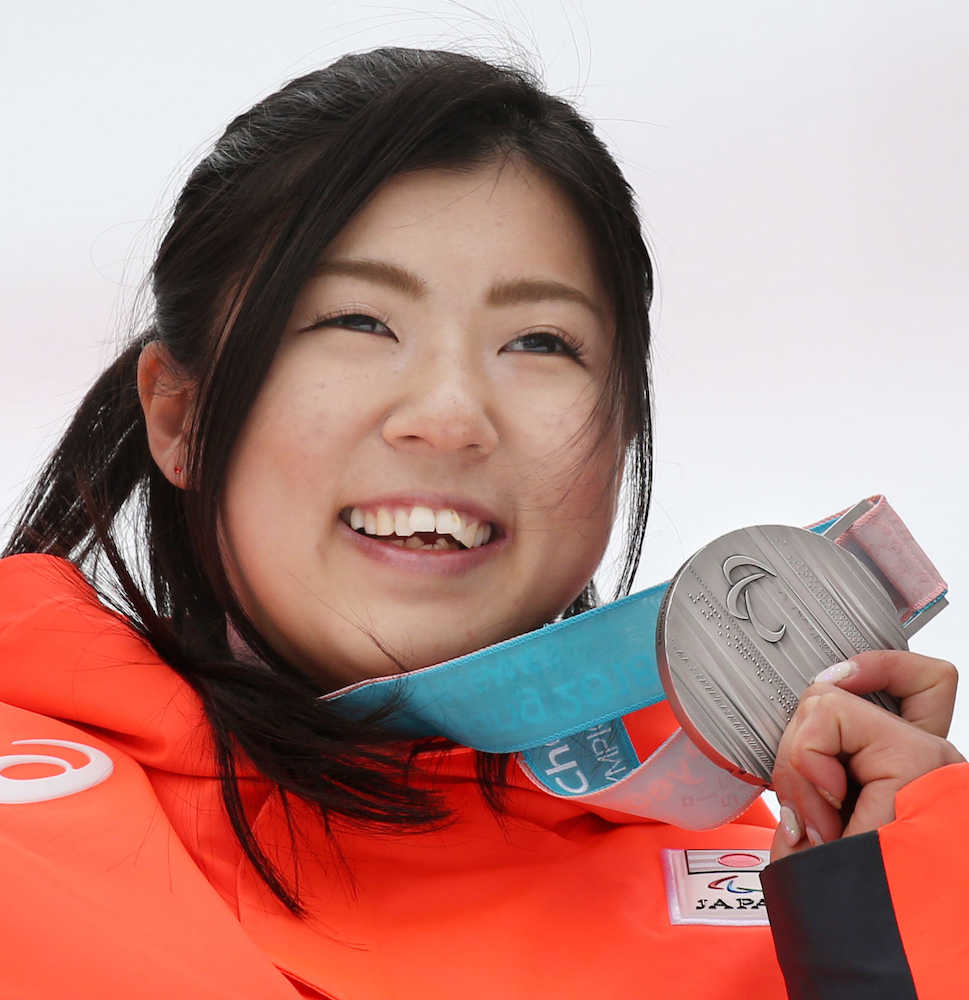平昌冬季パラリンピックのアルペンスキー女子回転座位で銀メダルを獲得した村岡桃佳。今大会５個目のメダルとなり日本選手として冬季史上最多の快挙を達成した