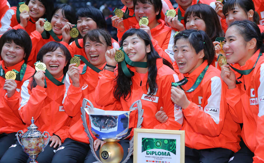 女子レスリングＷ杯で優勝し、笑顔の川井梨（中央左）、土性（中央右）ら日本代表
