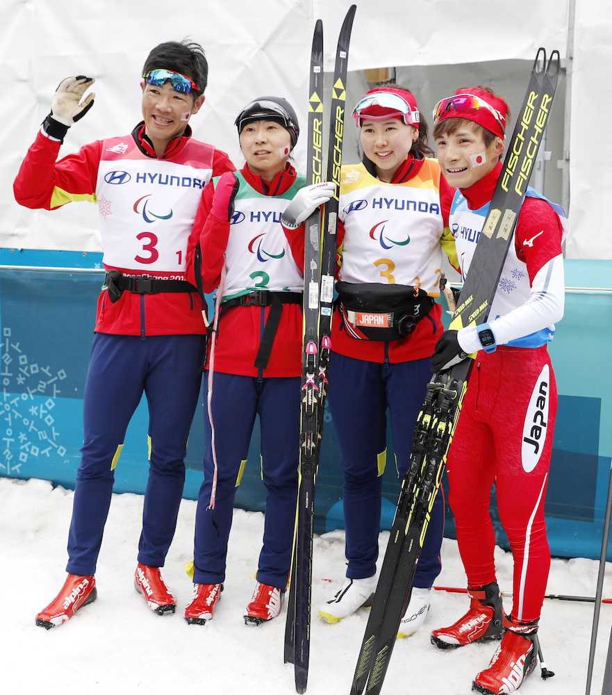平昌パラリンピックノルディック距離混合１０キロリレーを終えた（左から）新田、出来島、阿部、川除の日本チーム