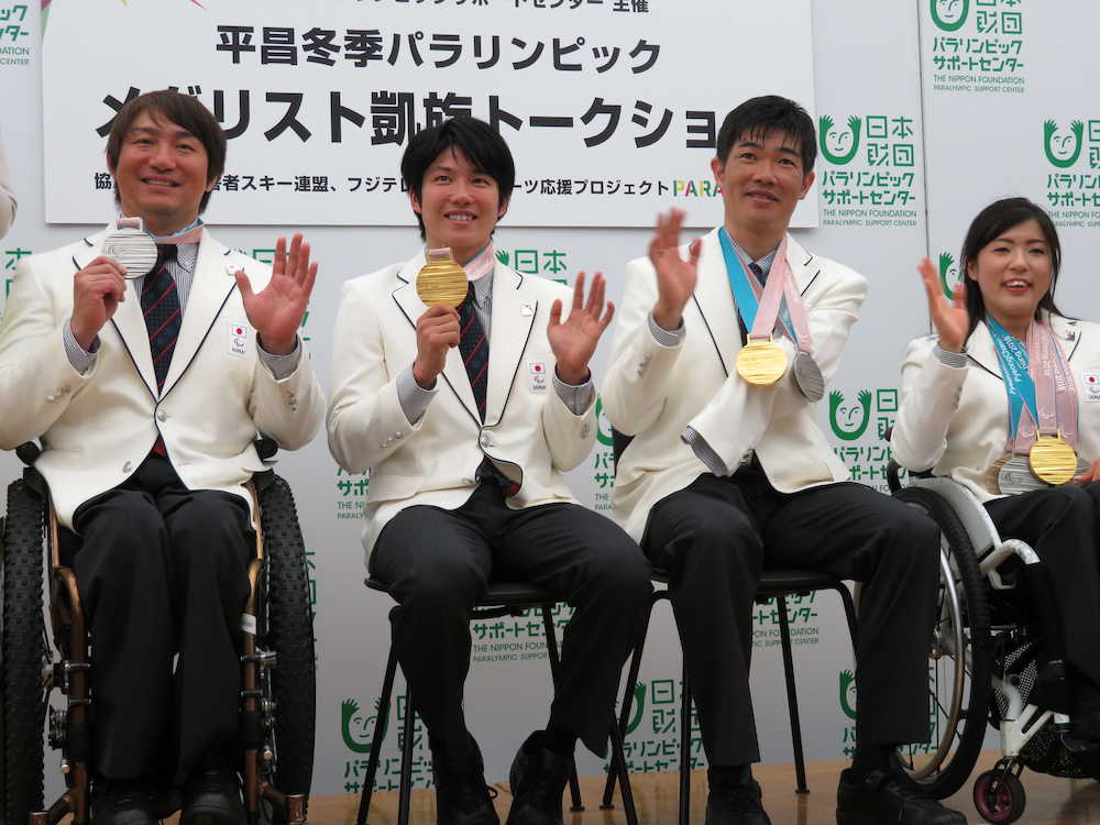 記念撮影に応じる（左から）森井、成田、新田、村岡　　　　　　　　　　　　　　　　　　　　　　　　　　　　　　