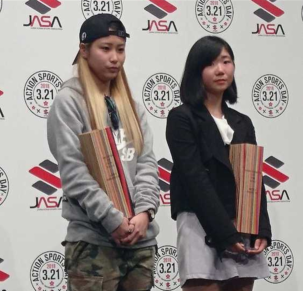 ジャパンアクションスポーツアワードで表彰された岩渕麗楽（右）と西村碧莉