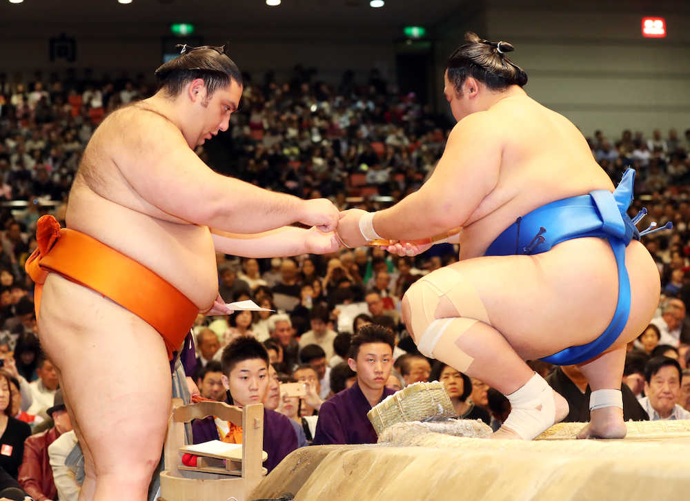 大相撲春場所１１日目　不戦勝で１敗を守り、琴奨菊（右）に力水をつける魁聖