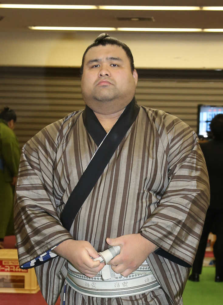大相撲春場所１２日目　千代丸に敗れぶ然とした表情で会場を出る高安