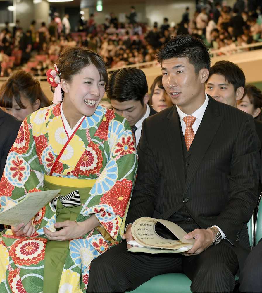 東洋大の卒業式で笑顔を見せる競泳の大橋悠依（左）と陸上の桐生祥秀