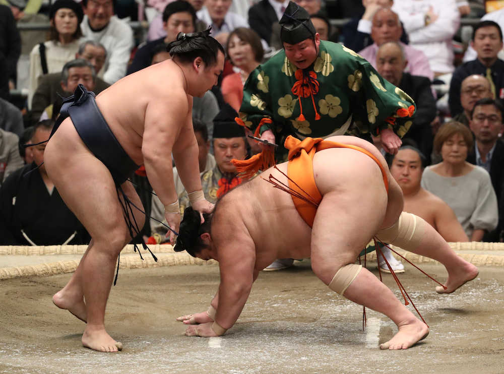 大相撲春場所１３日目　鶴竜（左）ははたき込みで魁聖を破る