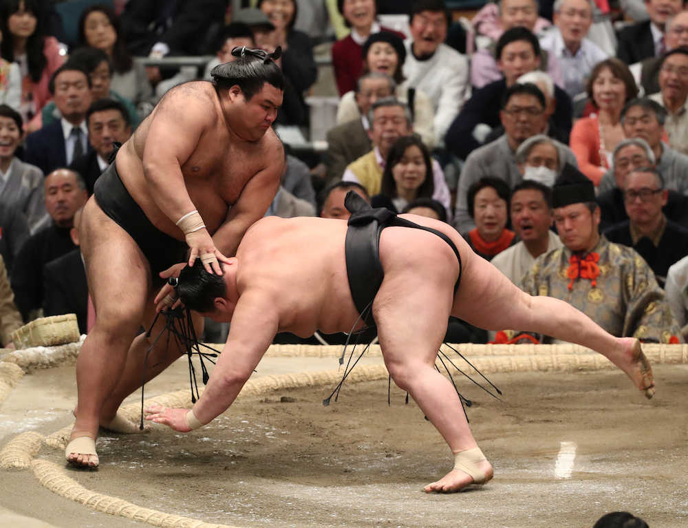 大相撲春場所１３日目　高安（左）は豪栄道をはたき込みで破る