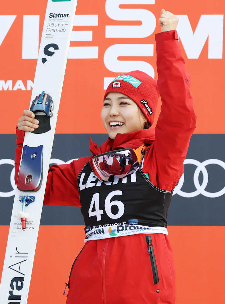 ノルディックスキー・ジャンプ女子のＷ杯最終戦で優勝し、表彰台で笑顔の高梨沙羅