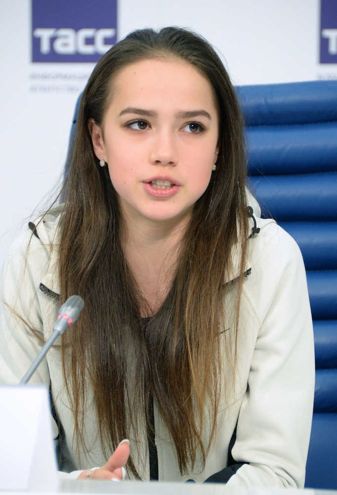 ２７日、モスクワで記者会見したフィギュアスケート女子のアリーナ・ザギトワ選手